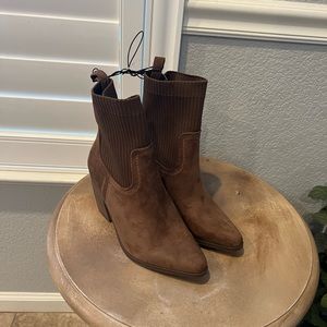 Universal Thread memory foam booties